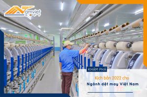 Năm 2021 là năm thực sự khó khăn đối với ngành dệt may Việt Nam, khi chuỗi cung ứng liên tục bị đứt gãy. Thế nhưng, vượt qua mọi khó khăn, ngành dệt may vẫn duy trì đà tăng trưởng tốt. Năm 2022, dịch Covid-19 tiếp tục đe dọa tới sự phát triển của ngành dệt may, tuy nhiên, nhiều tổ chức quốc tế đánh giá dệt may Việt Nam ở vị trí cao nhất trong cơ hội phục hồi năm 2022. 1. Thị phần xuất khẩu dệt may Việt Nam vươn lên thứ hai thế giới Nếu như quý I-2021, doanh nghiệp ngành dệt may phấn khởi bởi ngay từ đầu năm đã ký được hợp đồng đến hết quý III, thậm chí hết năm thì sang quý II-2021, diễn biến phức tạp của đợt dịch Covid-19 lần thứ tư khiến sản xuất của các doanh nghiệp dệt may chồng chất khó khăn vì chuỗi cung ứng liên tục bị đứt gãy. Đặc biệt là với những doanh nghiệp ở các tỉnh phía Nam khi phải thực hiện giãn cách xã hội kéo dài, dẫn đến hoạt động sản xuất gần như bị “đóng băng”. Một số khách hàng chuyển đơn hàng sang thị trường khác, gây thiệt hại lớn cho doanh nghiệp và suy giảm tăng trưởng của toàn ngành. Hy vọng thực sự trở lại với ngành dệt may khi quý IV-2021, các tỉnh phía Nam dần mở cửa trở lại. Chính phủ ban hành Nghị quyết số 128/NQ-CP và các doanh nghiệp bắt đầu trở lại sản xuất. Với sự nỗ lực của các doanh nghiệp, ngành dệt may Việt Nam đã vượt qua khó khăn, duy trì đà tăng trưởng tốt trong năm 2021, với kim ngạch xuất khẩu ước đạt 39 tỷ USD, tăng 11,2% so với năm 2020 và tăng 0,3% so với năm 2019. Vượt qua Bangladesh, năm 2021, thị phần xuất khẩu dệt may của Việt Nam đã vươn lên vị trí thứ hai thế giới và được nhiều tổ chức quốc tế đánh giá ở vị trí cao nhất trong cơ hội phục hồi năm 2022. Đóng góp quan trọng vào kết quả của ngành dệt may năm 2021 là những nỗ lực và chiến lược đúng đắn của Tập đoàn Dệt may Việt Nam (Vinatex). Năm 2021, doanh thu và thu nhập hợp nhất của tập đoàn ước đạt 16.436 tỷ đồng, bằng 110,7% cùng kỳ năm trước; lợi nhuận trước thuế hợp nhất ước đạt 1.200 tỷ đồng, bằng 202% so với cùng kỳ, đạt 170% kế hoạch. Lý giải vì sao Tập đoàn Dệt may Việt Nam giữ vững nhịp tăng trưởng trong năm 2021, ông Cao Hữu Hiếu, Tổng giám đốc Vinatex cho rằng, đó là bài học về việc ưu tiên bảo toàn lực lượng lao động và chiến lược đầu tư khép kín chuỗi sản xuất. Tập đoàn Dệt may Việt Nam luôn tuân thủ phương châm người lao động là tài sản đáng quý nhất của doanh nghiệp. “Ngay trong tháng đầu, khi cả nước bước vào bình thường mới, tỷ lệ huy động lao động quay trở lại làm việc của toàn tập đoàn đã đạt 85-90%, tới nay, Tập đoàn Dệt may Việt Nam đã lấy lại được toàn bộ lực lượng lao động”, ông Cao Hữu Hiếu nêu rõ. 2. Xây dựng chuỗi liên kết chặt chẽ sợi - dệt - nhuộm - may Năm 2022, dự báo tình hình dịch Covid-19 trên thế giới và ở Việt Nam vẫn diễn biến rất phức tạp, khó lường; tuy nhiên, cộng đồng doanh nghiệp dệt may tin tưởng Nghị quyết 128 sẽ hỗ trợ các doanh nghiệp sản xuất ổn định trong trạng thái thích ứng an toàn, linh hoạt. Hiệp hội Dệt may Việt Nam cũng đã xây dựng mục tiêu xuất khẩu năm 2022 theo 3 kịch bản. Ở kịch bản 1, nếu tình hình dịch bệnh được kiểm soát cơ bản vào quý I-2022, các doanh nghiệp tích cực nhất, phấn đấu đạt kim ngạch xuất khẩu 42,5-43,5 tỷ USD; kịch bản 2, kim ngạch xuất khẩu dệt may trung bình đạt 40-41 tỷ USD, nếu tình hình dịch bệnh được kiểm soát giữa năm; kịch bản 3, trường hợp dịch bệnh còn diễn biến phức tạp, kéo dài đến cuối năm 2022, kim ngạch xuất khẩu đạt mức thấp nhất 38-39 tỷ USD. Theo ông Trương Văn Cẩm, Phó chủ tịch kiêm Tổng thư ký Hiệp hội Dệt may Việt Nam, “điều quan trọng nhất là Việt Nam có chống dịch, kiểm soát dịch thành công hay không”. Tại thời điểm hiện tại, nhiều doanh nghiệp dệt may đã có đơn hàng đến tháng 5-2022. Chính vì vậy, ông Trương Văn Cẩm đề nghị Chính phủ cần tiếp tục triển khai chiến lược vaccine-đây là giải pháp căn cơ để các doanh nghiệp phục hồi, phát triển trong điều kiện bình thường mới. Cùng với đó, ngành dệt may mong muốn Chính phủ sớm phê duyệt “Chiến lược phát triển ngành dệt may và da giày Việt Nam đến năm 2030, tầm nhìn đến năm 2035” để ngành có thể tự túc nguyên phụ liệu, đáp ứng quy tắc xuất xứ của các hiệp định thương mại tự do, ứng dụng công nghệ 4.0 để hiện đại hóa sản xuất, chuyển đổi số, xây dựng thương hiệu. Có cùng quan điểm, ông Vương Đức Anh, Chánh văn phòng Hội đồng Quản trị Vinatex cho rằng, từ thực tiễn đứt gãy chuỗi cung ứng của ngành dệt may qua hai năm xảy ra dịch Covid-19, doanh nghiệp nhận thấy làm chủ nguyên liệu trong nước là “chìa khóa” giúp phát triển bền vững, chắc chắn hơn trong bối cảnh dịch bệnh còn kéo dài. Theo đó, Vinatex cùng các đơn vị thành viên tiếp tục đẩy mạnh phối hợp xây dựng chuỗi liên kết chặt chẽ sợi-dệt-nhuộm-may hướng tới trở thành “một điểm đến trọn gói cho khách hàng trong ngành dệt may thời trang”. Năm 2021, Vinatex cũng nỗ lực đưa vào hoạt động Nhà máy Sợi 3, Công ty Cổ phần Sợi Phú Bài với quy mô 32.000 cọc sợi, đi vào hoạt động từ tháng 6-202; Nhà máy Sợi 2, Công ty Cổ phần Vinatex Phú Hưng với quy mô 22.800 cọc sợi, đi vào hoạt động từ tháng 10-2021. Đây là cơ sở để Vinatex chủ động nguồn nguyên liệu, nâng cao năng lực cạnh tranh, đáp ứng yêu cầu quy tắc xuất xứ của các hiệp định thương mại tự do. KHÁNH AN